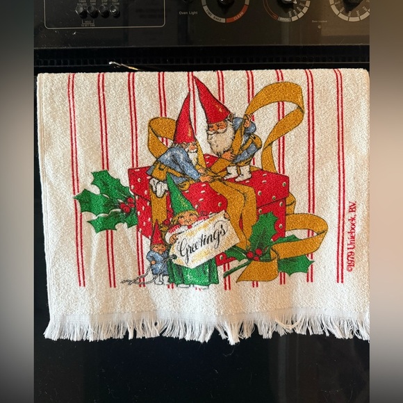 Set of 2 Vintage 1979 Gnomes Christmas Towels w/ Tags – Holiday Collectible - Picture 5 of 11